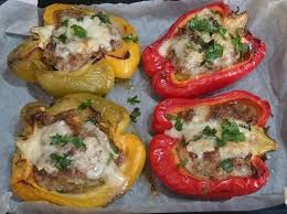 Fruste elettriche, sac à poche e tortiere anti aderenti sono sempre a portata di mano. Ricetta Peperoni Ripieni Di Carne E Scamorza Dolcidee