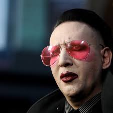 Marilyn manson, born january 5, 1969 in canton, ohio, is an american actor and musician who played the role of ron tully on the fx original series sons of anarchy. Marilyn Manson Debarque Dans Sons Of Anarchy Gala