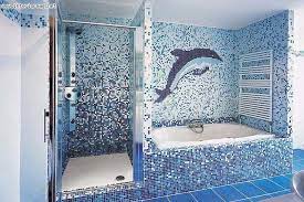 La proposta di piastrelle in ceramica e gres effetto marmo di ragno è arricchita anche da mosaici, texture a rilievo e decorazioni. Rivestimento Bagno Mosaico Ristruttura Interni
