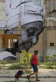 Дата обращения 11 июля 2021. Una Mujer Camina Frente A Una Fotografia Gigante Del Artista Cubano Estadounidense Jose Parla Colocada En Un Edificio De La Habana Cuba Hoy Cuba Maffia Land