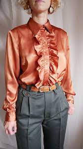 Le mannequin mesure 1m78 et porte une taille m. Chemisier A Volants En Satin Rouille Des Annees 80 Chemise A Volants En Cuivre Liquide Soyeux Vogelsang Diydiy Info Mode Chemisier A Volant Chemise A Volants Chemisier
