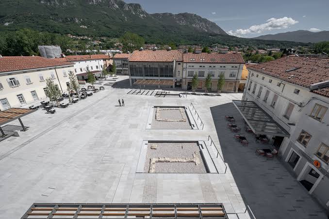 I resti romani della fortezza Castra ad Ajdovščina, generata con l'AI