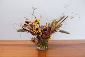 One beautiful flower arranged artfully was more appealing to me than a dozen roses stuffed in a vase. Arrange Flowers Like A Pro Bindle Brass Trading Company