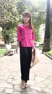Thân áo phía sau may bằng một mảnh vải nguyên, thân trước gồm hai mảnh, ở giữa có hai dải khuy cài chạy dài từ trên xuống. Ao Ba Ba Livestream
