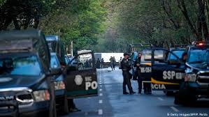 Los históricos líderes de sendero luminoso, encabezados por su fundador abimael guzmán, de 84 años, fueron condenados hoy a cadena perpetua por el atentado más devastador cometido en lima, hace 26 años, que causó 25 muertos y. Jefe De Seguridad De Ciudad De Mexico Herido En Atentado Mexico En Dw Dw 26 06 2020