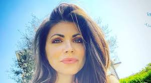 Flora canto è incinta del secondo figlio, la famiglia si allarga: Flora Canto E Il Patto Con Enrico Brignano Su Matrimonio E Secondo Figlio
