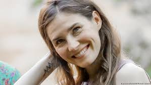 Amanda knox wears old 'prison uniform' while prepping for wedding. Amanda Knox Returns To Italy For First Time Since Acquittal News Dw 15 06 2019