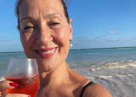 Danièle Henkel se déhanche sur la plage et elle est absolument fabuleuse