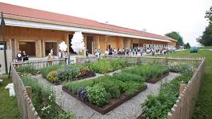 Her father was an established german entrepreneur who is believed to have saved the automobile manufacturer, bmw from going bankrupt. Bad Heilbrunn Stiftung Von Susanne Klatten In Nantesbuch Stellt Sich Neu Auf Bad Heilbrunn