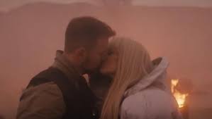 Nowy, długo wyczekiwany singiel nawiązuje do pierwszych lotów. Sylwia Grzeszczak Caluje Sie Z Tajemniczym Mezczyzna Zobacz Klip Rakiety 4fun Tv
