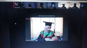 Daerah seputaran balairung yang biasanya gersang pun mendadak jadi taman ketimbang tiga kado sebelumnya, menurut gue selempang adalah kado wisuda yang sifatnya lebih personal, pas langsung ke orangnya. 5 Momen Kocak Wisuda Online Yang Tertangkap Kamera