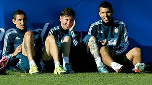 Lionel messi of argentina looks dejected during the 2015 copa america chile final match between chile and argentina at nacional stadium on july 04, 2015 in santiago, chile. Lionel Messi Dituduh Biang Kerok Kegagalan Argentina Raih Juara Copa America 2015 Tribunnews Com Mobile