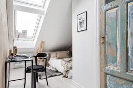 Cet Appartement De Deux Pieces De 27m2 Au Design Doux Est Installe Dans Les Combles Avec Images Deco Appartement Petit Appartement Design Petite Maison