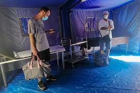 Directorul celui mai mare spital din judeţul sibiu spune că dacă ar fi să plătească fiecărui angajat sporul maxim, atunci ar fi nevoie în fiecare an, de 18 milioane de cel mai mare salariu al unui medic din spitalul clinic judeţean de urgenţă din sibiu se apropie de 5.000 de euro, echivalentul în lei. Criza Locurilor Ati Medicii De La Spitalul JudeÅ£ean Sibiu IntubeazÄƒ PacienÅ£ii Covid 19 Si In UrgenÅ£Äƒ Hotnews Mobile