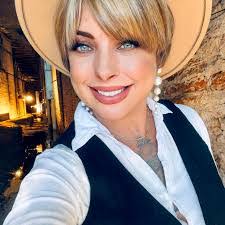 Keely Evans's Instagram, Twitter & Facebook