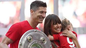 Robert lewandowski befindet sich in beispielloser form. Bayern Kompakt Robert Lewandowski Und Seine Frau Anna Facebook