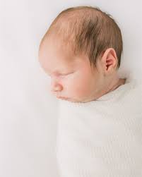 There's a quiet kind of magic inside my studio. The light is soft, the  space is calm, and it's all about soaking in the sweetness of your new  little one. I love