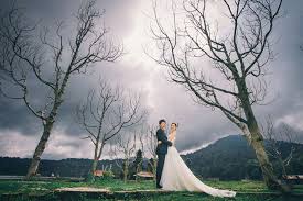 Sensasi romantis dan juga keindahan alam atas pemandangan pantai beserta butiran pasir yang lembut dan didampingi dengan angin yang menenangkan sangat sayang untuk kamu lewatkan sebagai spot foto. 16 Lokasi Foto Pemotretan Pre Wedding Terindah Di Bali Untuk Momen Istimewa