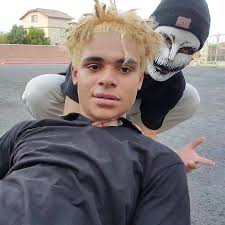 Slashy and his lil goon are dancing for y'all so all of you can watch the  new music video for 'Freeze'!! , >> http://smarturl.it/EzMilFreeze <<,  Featuring clips with my beloved cameramen , 1 & 2:, ...