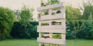 Eine gartenbank selber bauen ist eigentlich keine besonders schwere arbeit. Sichtschutz Selbst Bauen Aus Paletten So Geht S Bosch Diy