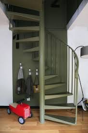 Un Escalier Kaki Comme Un Escalier Exterieur En Colimacon Donne Une Touche Urbaine A Un Interieur Escalier En Colimacon Deco Escalier Idees Escalier