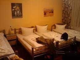 Bathroom + kitchen is shared with me (if even in berlin). 3 Bett Zimmer Hotel Pension Streuhof Berlin Berlin Bewertungen Tripadvisor