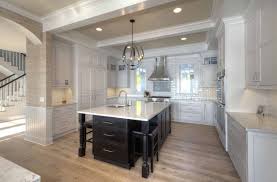 Angela Goodall Designed This Dreamy Kitchen In Traverse City Michigan She Used The Rockingham Door Style In Maple Finish Cabinetry Fieldstone Custom Cabinets