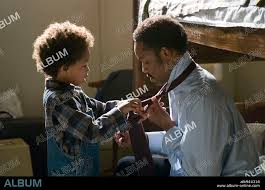 JADEN SMITH and WILL SMITH in THE PURSUIT OF HAPPYNESS, 2006, directed by  GABRIELE MUCCINO. Copyright OVERBOOK ENTERTAINMENT/ESCAPE ARTISTS/COLUMBIA  PICTURES CORP / ROSENTH - Album alb944316