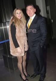 Την ηρώ μουκίου συνάντησαν οι δημοσιογράφοι και την ρώτησαν για την απόφασή της να ακολουθήσει για μερικά χρόνια τον σύζυγό της στη λάρισα. Katerina 8anoy Xrhstos Tzekos Ta Espasan Sta Mpoyzoykia 14 Xronia Meta To Skandalo Eikones Thecaller