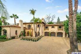 Ricordiamo infatti che miley cyrus è sì una cantante, ma anche un'attrice. Miley Cyrus Colpisce Ancora Venduta La Villa Di Famiglia Casa It