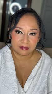 Las mujeres increíbles no solo dicen “sí” al amor… también se dicen “sí” a  ellas mismas. Gracias por permitirnos ser parte de ese instante tan mágico.  💍🤍 junto a tu familia. Nuestra