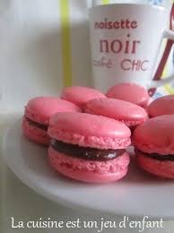 Macarons A La Ganache Chocolat Fraise Macaron Macaron Fraise Fraise Au Chocolat