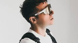 Il cantante alessandrino Simon Cole torna con un nuovo progetto