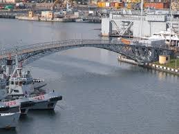 Non ci sono feriti e le indagini sono in corso. Ponte Girevole Arsenale La Spezia Mapio Net