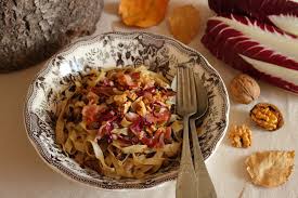 Da una parte perchè le tagliatelle di farro contengono una quantità inferiore di glutine. Tagliatelle Di Farro Con Radicchio Noci E Speck Croccante Cinnamon Lover Blog