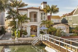 Real Estate Report Perfect Little House On Little Balboa Island 6 895m California Homes House Estate Homes