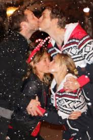 She wasn't thrilled with the level of 'female empowerment' that was depicted in that mural. Kristen Bell And Dax Shepard Don T Even Need A Mistletoe To Give Out Kisses This Christmas Kristen Bell And Dax Kristen Bell Dax Shepard