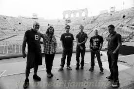 The only thing that comes close to this is an hour special i saw on eddie vedder spending a few days at laird hamilton's home (it was on hdnet or mojo, i forget). Immagine In Cornice Pearl Jam In Italia Nel 2006