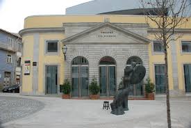 Suas obras foram realizadas na fase do humanismo, por isso que, as obras desse grande autor remetiam sempre ao senso crítico ao que diz respeito a religião e também a igreja católica. Theatro Gil Vicente Municipio De Barcelos