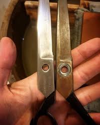 裁ちばさみの表面の錆落とし綺麗になったとお客様も大喜びでした 家に帰って更に切れ味で大喜びしていただけると嬉しいです 研ぎ屋 研ぎ陣 裁ちばさみ 錆 落とし 谷中銀座散歩 切れ味 喜び 料理道具