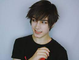 As far as emo hairstyles for guys go, this is another very recognizable one. 20 Best Short Emo Hairstyles For Boys Guys 2021 Trends