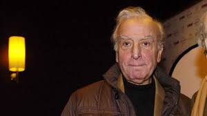 Le grand blond avec une chaussure noire