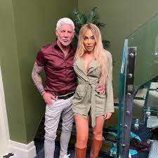Wayne, 58, is the younger brother to football legend gary lineker. Choe Ferry Moving To Ibiza As Wayne Lineker Explains Their Romantic Arrangement Mirror Online