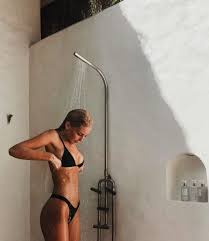 Outdoor Shower Em 2020 Imagens De Fitness Fotos De Biquini Tumblr Fotografia De Poses Na Praia