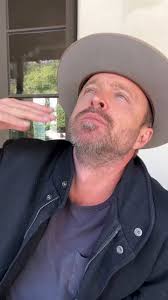 El fuerte mensaje de Aaron Paul tras las elecciones en Estados Unidos y la  radical decisión que tomó