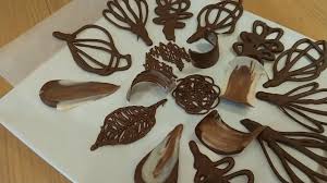 كيفية عمل أشكال من الشوكولاته للتزيين الكيك الجزء 1 Making Easy Chocol Chocolate Decorations Chocolate Shapes Chocolate Cake Decoration