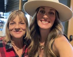 THIS is how Laura and Zack fans do it! We feel your love ❤️ We are beyond  grateful 🙏