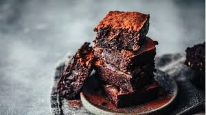 Whisk the egg whites to firm peaks, then fold into the batter with the large metal spoon, being careful not to knock out too much of the air. Jamie Oliver Rezept Leckerer Schoko Kasekuchen Aus Nur Funf Zutaten Video Stern De