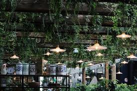 Plafond Vegetal Jolis Lustres Decouvrez La Magnifique Deco De La Felicita Restaurant Italien A Par Idee Deco Restaurant Decoration Bistrot Deco Restaurant