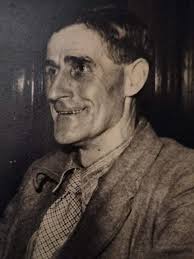 Does anyone recognise this photo of a coal man called Albert Armond who  worked for Franklins Coal Merchants in Biggleswade. He lived opposite the  mill turning where alley way is that leads